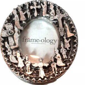 frame-ology Cross Praying Frame Silver color oval stand up Christian faith decor